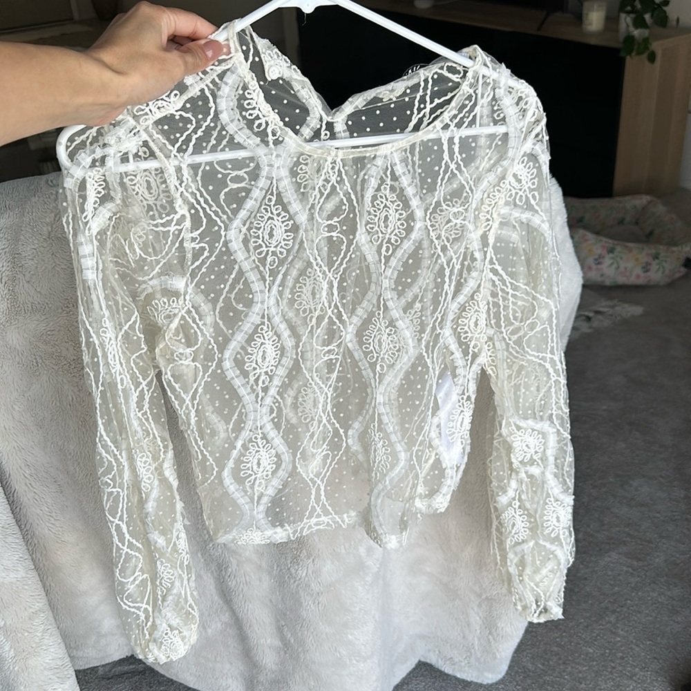 Embroidery cream colour Zara Blouse -
Long sleeves